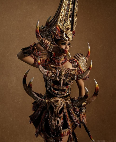 Salma Ranggita kenakan costume national bertema Toraja di Miss Cosmo. Foto: Deny Setiawan via Instagram @officialputriindonesia