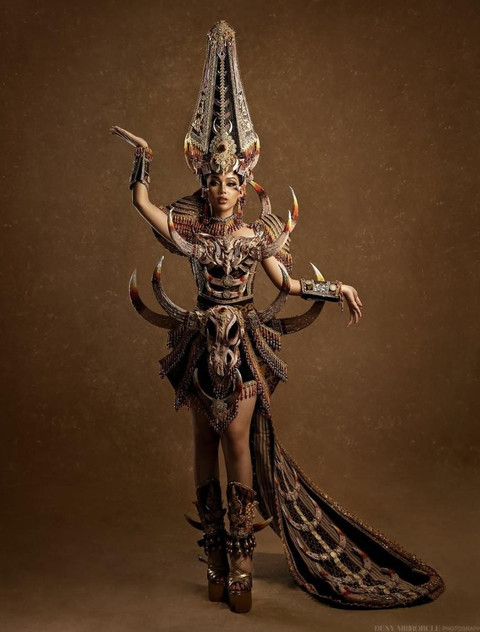 Salma Ranggita kenakan costume national bertema Toraja di Miss Cosmo. Foto: Deny Setiawan via Instagram @officialputriindonesia