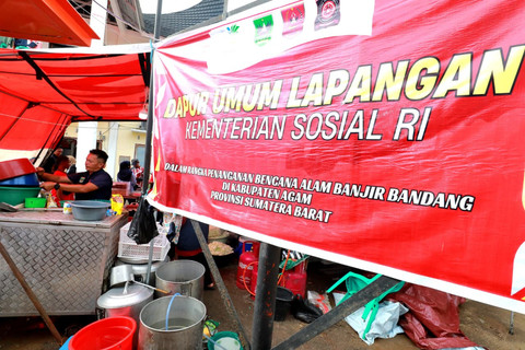Dapur Umum Lapangan (Dumlap) Kemensos menyuplai kebutuhan logistik para pengungsi di Salareh Aia, Palembayan, Agam, dengan bantuan relawan, Tagana, TNI-Polri, Basarnas, Pemda dan unsur lain.  Foto: Kemensos RI