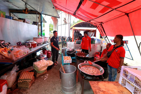 Dapur Umum Lapangan (Dumlap) Kemensos menyuplai kebutuhan logistik para pengungsi di Salareh Aia, Palembayan, Agam, dengan bantuan relawan, Tagana, TNI-Polri, Basarnas, Pemda dan unsur lain.    Foto: Kemensos RI