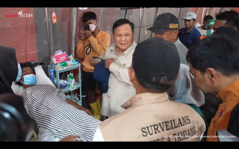 Presiden Prabowo tinjau posko pengungsian di jembatan Aceh Tamiang, 12 Desember 2025. Foto: Youtube/Sekretariat Presiden