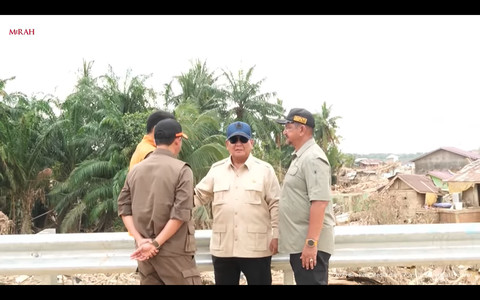 Presiden Prabowo berdiskusi saat tinjau posko pengungsian di jembatan Aceh Tamiang, 12 Desember 2025. Foto: Youtube/Sekretariat Presiden