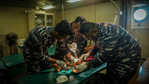 TNI Angkatan Laut berhasil mengevakuasi seorang anak berusia 9 tahun warga Dusun Kuala Pusung Kapal, Aceh Tamiang, yang mengalami patah kaki akibat terdampak bencana alam.  Foto: Dok. TNI AL
