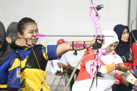 Devi Astrianti, atlet panahan yang bertanding di MilkLife Archery Challenge KEJURNAS Antar Club 2025. Foto: Antika Fahira/kumparan