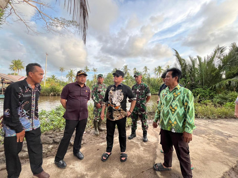 Bupati Kubu Raya, Sujiwo, meninjau langsung akses jembatan terputus di Desa Selat Remis, Kecamatan Teluk Pakedai. Foto: Rabiansyah/Hi!Pontianak