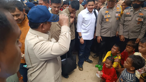 Presiden Prabowo tinjau posko pengungsian di jembatan Aceh Tamiang, 12 Desember 2025. Foto: Zamachsyari/kumparan