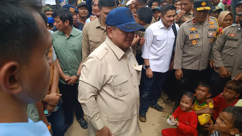Presiden Prabowo tinjau posko pengungsian di jembatan Aceh Tamiang, 12 Desember 2025. Foto: Zamachsyari/kumparan
