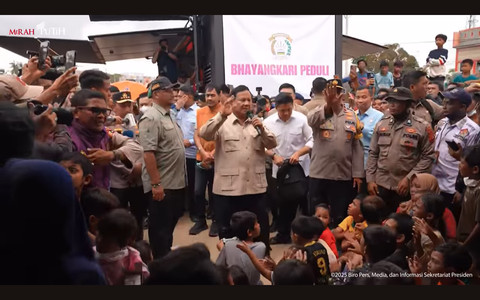 Teddy Indra Wijaya (kemeja putih) mendampingi presiden Prabowo saat tinjau posko pengungsian di Jembatan Aceh Tamiang, 12 Desember 2025. Foto: Youtube/Sekretariat Presiden