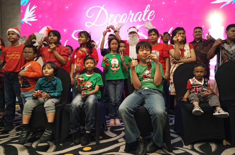 Hotel di Surabaya Ajak Anak Disabilitas Bikin Hiasan Natal dari Sprei Bekas