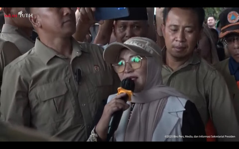 Warga berbincang dengan presiden Prabowo di posko pengungsian di Masjid Besar Al Abrar Takengon, Aceh Tengah,12/12/25. Foto: YouTube/ Sekretariat Presiden