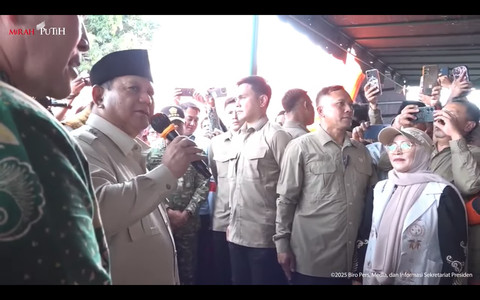 Presiden Prabowo tinjau posko pengungsian di Masjid Besar Al Abrar Takengon, Aceh Tengah,12/12/25. Foto: YouTube/ Sekretariat Presiden