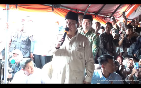 Presiden Prabowo berdiskusi dengan warga saat tinjau posko pengungsian di Masjid Besar Al Abrar Takengon, Aceh Tengah,12/12/25. Foto: YouTube/ Sekretariat Presiden