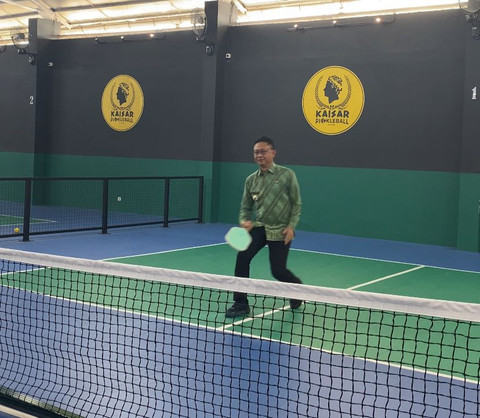 Wali Kota Pontianak, Edi Rusdi Kamtono, bermain pickleball di Kaisar Sky & Sports Cafe. Foto: Alycia Tracy Nabila/Hi!Pontianak