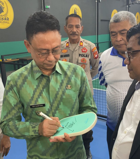 Edi Kamtono menandatangani raket pickleball. Foto: Alycia Tracy Nabila/Hi!Pontianak