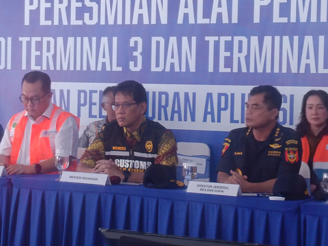 Menteri Keuangan Purbaya Yudhi Sadewa meresmikan alat pemindai peti kemas (X-Ray) baru yang dilengkapi Radiation Portal Monitor (RPM) di Terminal 3 Pelabuhan Tanjung Priok, Jakarta, Jumat (12/12). Foto: Muhammad Fhandra/kumparan