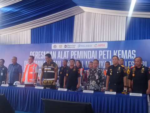 Menteri Keuangan Purbaya Yudhi Sadewa meresmikan alat pemindai peti kemas (X-Ray) baru yang dilengkapi Radiation Portal Monitor (RPM) di Terminal 3 Pelabuhan Tanjung Priok, Jakarta, Jumat (12/12). Foto: Muhammad Fhandra/kumparan