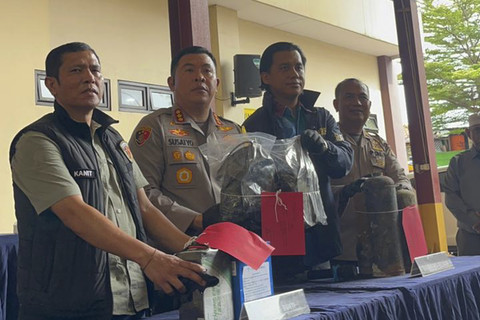 Kapolres Metro Jakarta Pusat Kombes Susatyo Purnomo Condro, Kanit Kamneg Polres Metro Jakarta Pusat, Iptu Rances Manurung menunjukkan barang bukti kasus kebakaran Terra Drone saat sesi konferensi pers di Polres Metro Jakarta Pusat, Jumat (12/12). Foto: Nasywa Athifah/kumparan