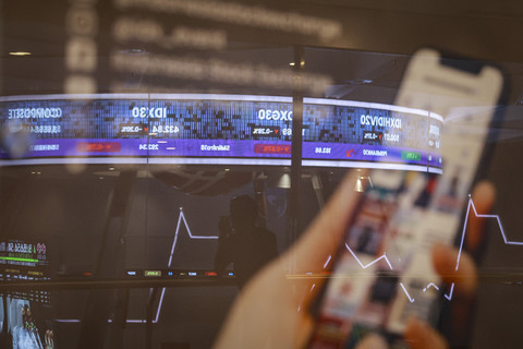 Seorang pria mengamati layar digital pergerakan harga saham di Bursa Efek Indonesia, Jakarta, Jumat, (12/12/2025). Foto: Dhemas Reviyanto/ANTARA FOTO