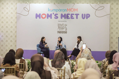 Sesi talkshow di acara kumparanMOM Mom's Meet Up bersama Nestle, Rabu (10/12/2025). Foto: Dok. kumparan