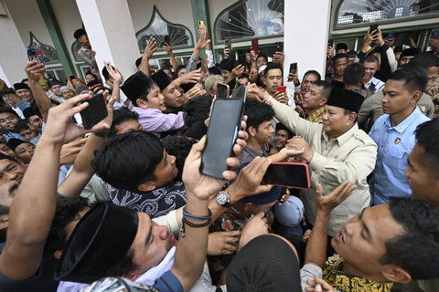 Presiden Prabowo Subianto melaksanakan Salat Jumat di Masjid Besar Al-Abrar, Kecamatan Kebayakan, Kabupaten Aceh Tengah, pada Jumat, 12 Desember 2025.  Foto: Cahyo - Biro Pers Sekretariat Presiden