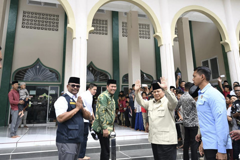 Presiden Prabowo Subianto melaksanakan Salat Jumat di Masjid Besar Al-Abrar, Kecamatan Kebayakan, Kabupaten Aceh Tengah, pada Jumat, 12 Desember 2025.  Foto: Cahyo - Biro Pers Sekretariat Presiden