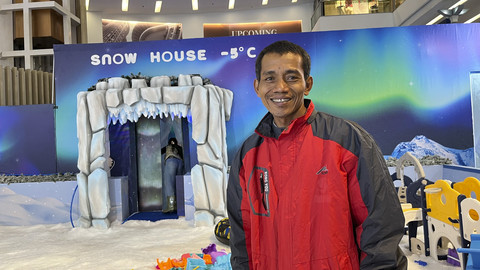 Ketua Asosiasi Ice Craving Indonesia sekaligus seniman pemahat es , Bambang Suprianto di Christmas Aurora, Mall Ciputra. Foto: Gitario Vista Inasis/kumparan
