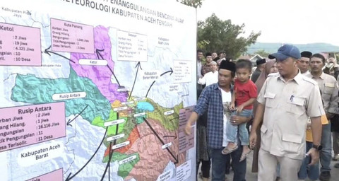 Menteri Sekretaris Negara Prasetyo Hadi mendampingi Presiden Prabowo Subianto dalam peninjauan ke posko pengungsian di Desa Gunung, Kecamatan Kebayakan, Takengon, Aceh Tengah, Jumat (12/12/2025). Foto: Zamachsyari/kumparan