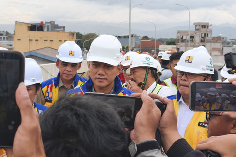 Menko Bidang Infrastruktur dan Pembangunan Kewilayahan, Agus Harimurti Yudhoyono tinjau proyek flyover Nurtanio Bandung, Jumat (12/12/2025). Foto: Linda Lestari/kumparan
