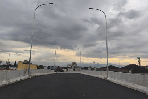 Flyover Nurtanio Bandung hampir selesai dibangun, Jumat (12/12/2025).  Foto: Linda Lestari/kumparan