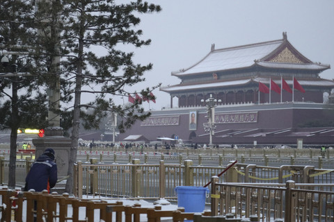 Warga melintasi kompleks Forbidden City saat turun salju perdana di Beijing, China, Jumat (12/12/2025).  Foto: Desca Lidya Natalia/ANTARA FOTO