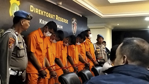 Sejumlah tersangka pengeroyokan matel di Kalibata, Jakarta Selatan diperlihatkan saat sesi konferensi pers di Polda Metro Jaya, Jakarta, Jumat (12/12/2025). Foto: Rayyan Farhansyah/kumparan