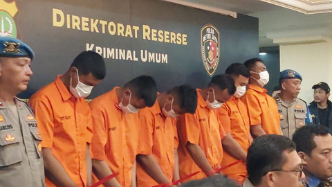 Sejumlah tersangka pengeroyokan matel di Kalibata, Jakarta Selatan diperlihatkan saat sesi konferensi pers di Polda Metro Jaya, Jakarta, Jumat (12/12/2025). Foto: Rayyan Farhansyah/kumparan