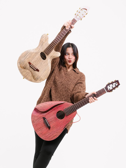 Musisi Aruma buat gitar dari rotan. Foto: Instagram @arumands