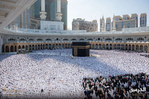 Jemaah salat Jumat di area mataf pada Jumat (13/12/2025).  Foto: X/@alharamainSA