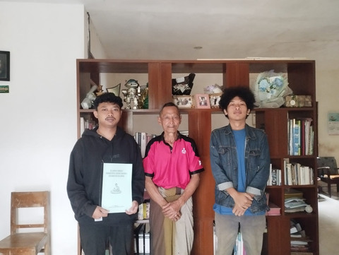 Wawancara bersama Udijatno, salah satu penyebar Agama Buddha   di Kaloran. Dok pribadi