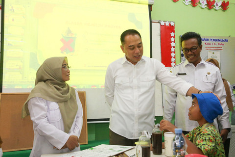 Wali kota Surabaya Eri Cahyadi (tengah). Foto: Diskominfo Surabaya 