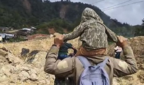 Personel TNI evakuasi anak kembar lewati medan rawan longsor di Bener Meriah, Aceh. Foto: Dok.  Kodam Iskandar Muda