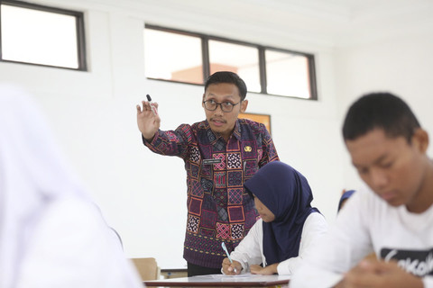 Guru Sekolah Rakyat Menengah Atas (SRMA) 26 Makassar, Muhammad Asrafil Husen La Ede (25) sedang mengajar materi bahasa inggris di kelas. Foto: Dok. Kemensos