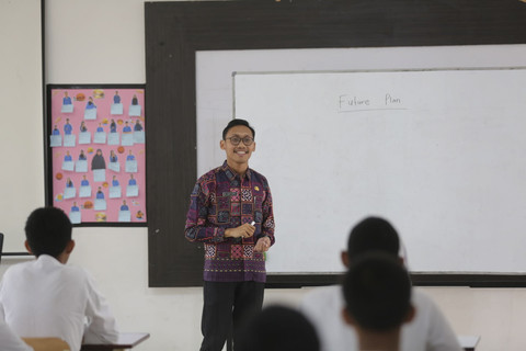 Guru Sekolah Rakyat Menengah Atas (SRMA) 26 Makassar, Muhammad Asrafil Husen La Ede (25) sedang mengajar materi bahasa inggris di kelas. Foto: Dok. Kemensos