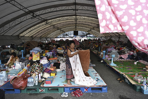 Sejumlah warga beristirahat di pusat evakuasi di Sirkuit Internasional Chang, Buriram, Thailand, Sabtu (13/12/2025). Foto: Lillian Suwanrumpha/AFP