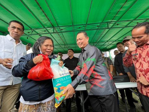 Gubernur Kalimantan Barat (Kalbar), Ria Norsan turun langsung ke Operasi Pasar Murah di Kabupaten Sintang. Foto: Rabiansyah/Hi!Pontianak