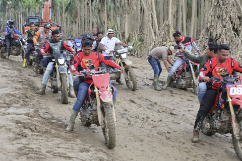 Bupati Aceh Timur Iskandar Usman Al- Farlaky, S.H.I, M.Si menyambangi masyarakat Gampong Sah Raja dan Sijudo kecamatan Pante Bidari, Kabupaten Aceh Timur. Foto: Dok. Bupati Al-Farlaky