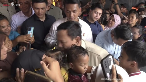 Presiden Prabowo Subianto memeluk anak-anak saat meninjau posko pengungsian korban bencana banjir dan longsor Sumatera di MAN 1 Langkat, Sumatra Utara, Sabtu (13/12/2025). Foto: Youtube/Sekretariat Presiden