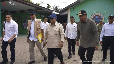 Presiden Prabowo Subianto tiba saat meninjau posko pengungsian korban bencana banjir dan longsor Sumatera di MAN 1 Langkat, Sumatra Utara, Sabtu (13/12/2025). Foto: Youtube/Sekretariat Presiden