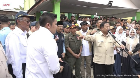Presiden Prabowo Subianto menyampaikan keterangan pers saat meninjau posko pengungsian korban bencana banjir dan longsor Sumatera di MAN 1 Langkat, Sumatra Utara, Sabtu (13/12/2025). Foto: YouTube/Sekretariat Presiden