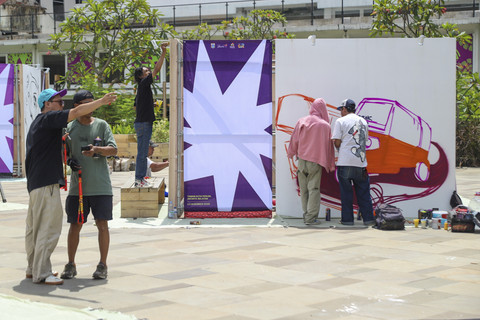 Seniman menyelesaikan pembuatan mural saat Jakarta Mural Festival 2025 di Taman Kota Peruri, Blok M, Jakarta, Sabtu (13/12/2025). Foto: Iqbal Firdaus/kumparan