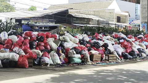 Penampakan tumpukan sampah di kolong Fly Over Ciputat, Tangerang Selatan, Sabtu (13/12/2025).  Foto: Jonathan Devin/kumparan