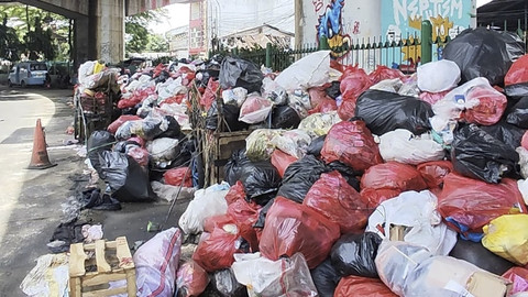 Penampakan tumpukan sampah di kolong Fly Over Ciputat, Tangerang Selatan, Sabtu (13/12/2025).  Foto: Jonathan Devin/kumparan
