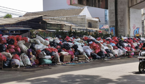 Penampakan tumpukan sampah di kolong Fly Over Ciputat, Tangerang Selatan, Sabtu (13/12/2025).  Foto: Jonathan Devin/kumparan