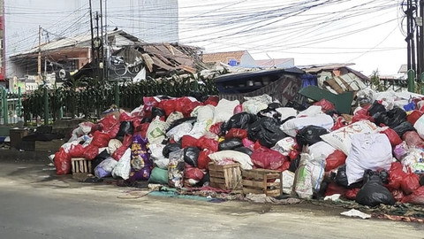 Penampakan tumpukan sampah di kolong Fly Over Ciputat, Tangerang Selatan, Sabtu (13/12/2025).  Foto: Jonathan Devin/kumparan